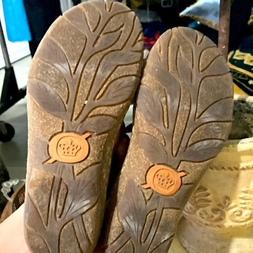 Born sandals